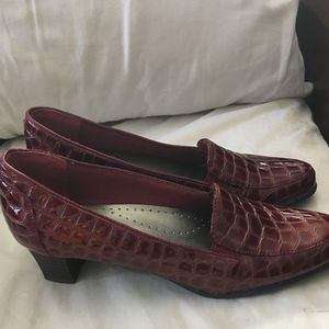 Trotters Liz loafers for women. Tight fit.